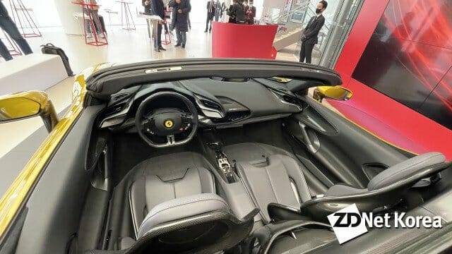 페라리 SF90 스파이더 실내