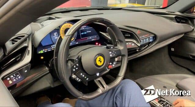 시동이 켜진 페라리 SF90 스파이더 실내 모습