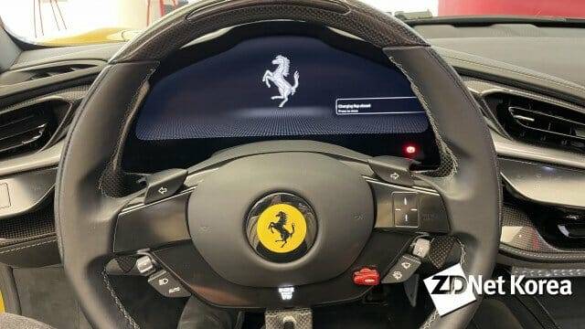 16인치 클러스터가 장착된 페라리 SF90 스파이더 실내.
