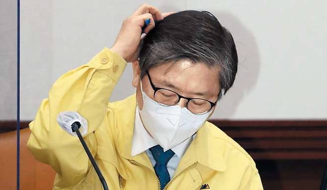 난감한 변창흠 국토 장관 - 변창흠 국토교통부 장관이 3일 서울 종로구 정부서울청사에서 열린 비상경제 중앙대책본부 회의에서 머리를 만지고 있다. 변 장관은 최근 직원들의 신도시 투기 의혹이 불거진 한국토지주택공사(LH) 사장 출신으로, 이날 문재인 대통령은 LH 의혹 관련 강도 높은 조사를 지시했다. /뉴시스