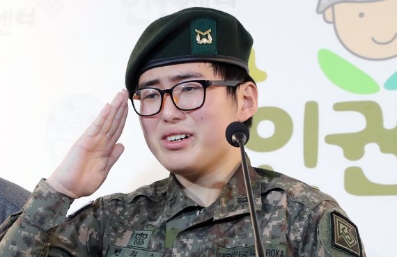 스스로 목숨을 끊은 변희수 전 하사가 지난해 1월 22일 서울 마포구 군인권센터에서 긴급 기자회견을 하고 있는 모습. 사진=뉴시스