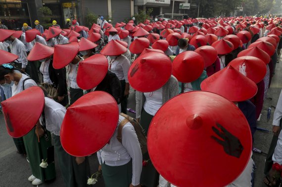 3일 미얀마 만달레이에서 교복과 미얀마 전통 모자를 쓴 교사들이 군부 쿠데타 반대 시위에 참여하고 있다. =뉴시스