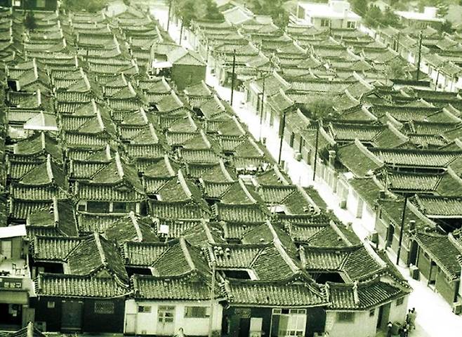 1976년 가회동 한옥의 모습. 1920년대 서울 주거 인구가 증가하면서 집 장사를 위한 한옥 신축이 크게 늘어났다.