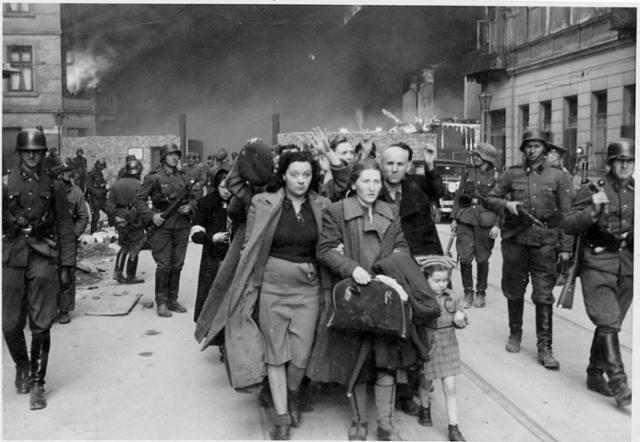 2차 대전 당시 블러드랜드에 속해 있던 폴란드 바르샤바는 유럽의 다른 어떤 수도보다 참담한 운명을 맞이했다. 나치에 대항하기 위해 1943년 4월 바르샤바 게토에서 봉기가 일어났지만 대가는 컸다. 도시는 완벽히 파괴됐고, 130만명 인구 중 절반이 목숨을 잃었다. 게토에서 강제수용소로 이송되는 유대인들의 얼굴에 두려움이 가득하다. 글항아리 제공