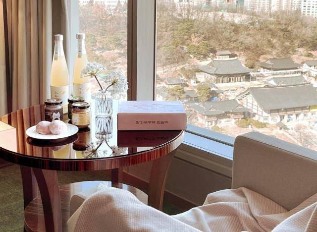 인터컨티넨탈 서울 코엑스는 MZ세대 인기 전문몰 쿠캣마켓의 전통주와 디저트 박스를 투숙객에게 제공하고 있다. 인터컨티넨탈 제공