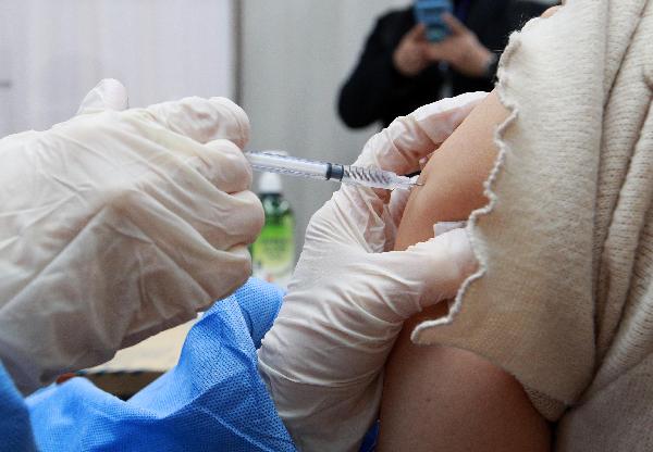 전북도에서 아스트라제네카 백신을 맞은 2명의 50대 기저질환자가 사망했다./사진=조선일보 DB