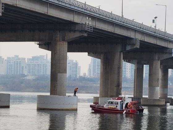 지난달 14일 서울시 119특수구조단 수난구조대가 A씨를 찾기 위한 한강 수색 작업을 진행하고 있다. [A씨 가족 제공]