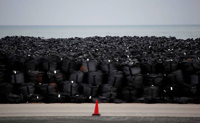 2011년 3월 11일에 촬영된 후쿠시마현 토미오카 마을에 쌓여있는 방사능 폐기물들. / REUTERS