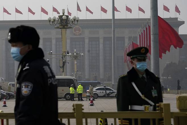 중국 연례 최대 정치행사인 양회가 시작된 4일 경찰이 행사가 열리는 베이징 인민대회당 앞에서 경계를 서고 있다. AP연합뉴스