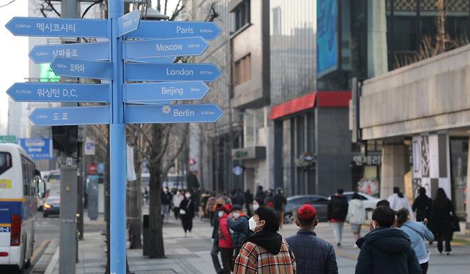 Pedestrians walk on a street near Gwanghwamun Square in February. (Yonhap)