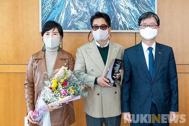 손병석 한국철도 사장(오른쪽)이 한국철도에 1억 원을 기부한 이정귀(가운데), 이숙우 부부에게 감사패를 전달했다. 기념촬영 모습.