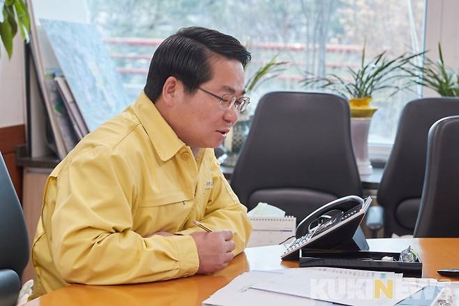 오세현 아산시장이 전화통화로 해외입국 자가격리자를 격려하고 있다. 