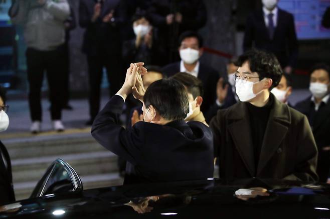 윤석열 검찰총장이 지난 3일 대구고검과 지검에서 직원과의 간담회를 끝낸 후 차에 오르기 전 직원들에게 손뼉을 쳐주며 격려하고 있다. [연합]