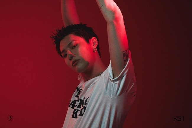 Singer Woods (Seung-Youn Cho) is raising expectations for his new song FEEL LIKE (Phil Like).On March 4, Woods released six third concept photos of his first single album, SET (Set), through official SNS.This concept photo has a distinctly different atmosphere from the previously released photo.Previously, the focus was on the artists heavy and serious inner side, but this time you can see Woods in a more free form.In particular, Woods expression, which caused tension, became softer, and his eyes staring at the lens were relaxed, but another aura was revealed.And the pose, which stretched out his arms toward the sky, felt like he was going to fly away from his frame.In the photo, Woods enjoyed his extended world and predicted a beautiful emergency.