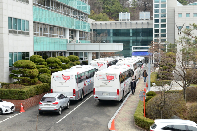 [대전=뉴시스] 헌혈을 위해 한전원자력연료를 찾은 헌혈버스들이 모습. *재판매 및 DB 금지