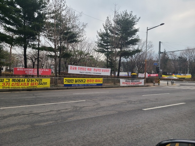 하남시청 인근에 걸려있는 교산 신도시 관련 현수막. *재판매 및 DB 금지
