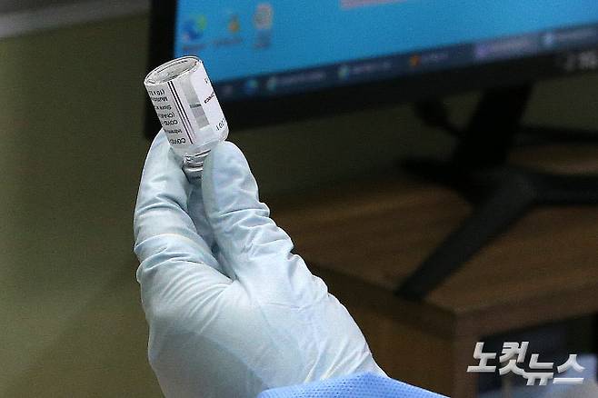 서울 중구보건소에서 의료진이 백신을 주사기에 담고 있다. 박종민 기자