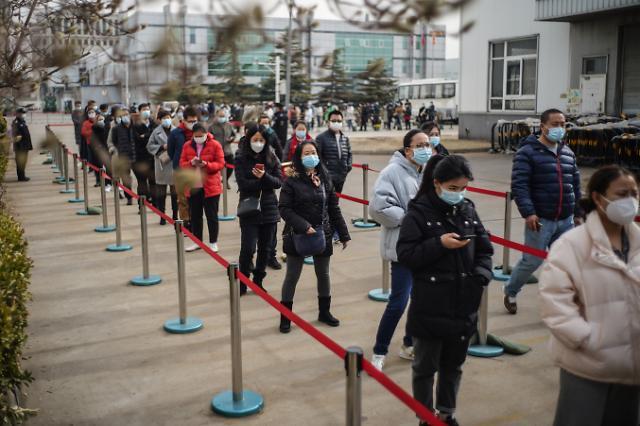 베이징 다싱구에 마련된 신종 코로나바이러스 감염증(코로나19) 백신 접종소에서 지난 2월 21일 주민들이 줄지어 서 있다. 연합뉴스