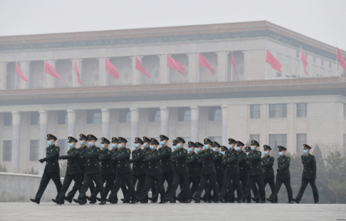 3일 중국 양회 행사가 열리는 베이징 인민대회당 앞을 경비병력들이 지나가고 있다. /AFP연합뉴스
