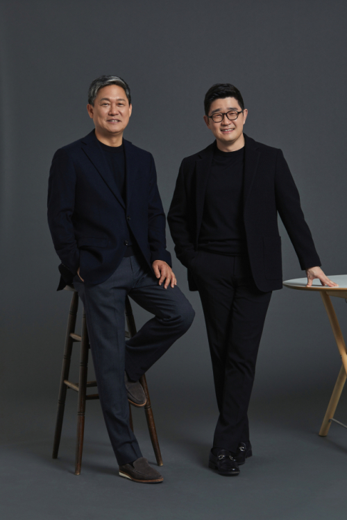 김성수(왼쪽)·이진수 카카오엔터테인먼트 각자대표. /카카오엔터테인먼트