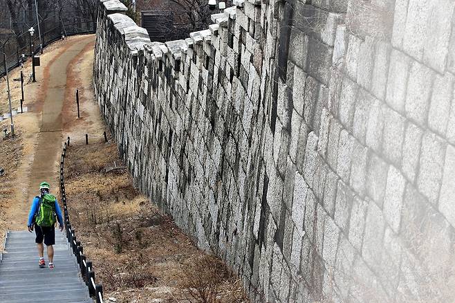 청운대에서 청운대 쉼터로 내려가는 성벽 길 [사진/전수영 기자]