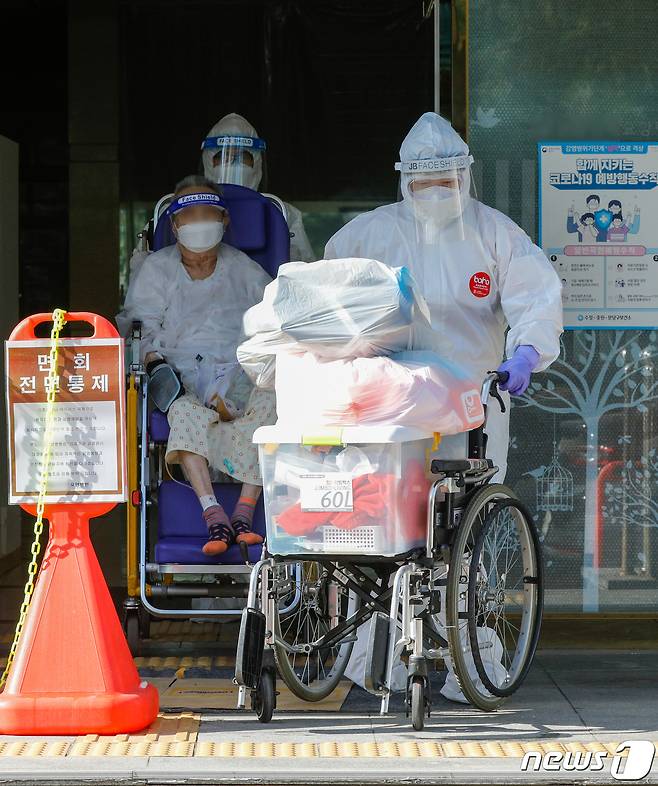 최근 집단감염이 발생한 경기 성남 분당구의 한 요양병원에서는 4일까지 82명의 확진자가 발생했다. /뉴스1 © News1 안은나 기자