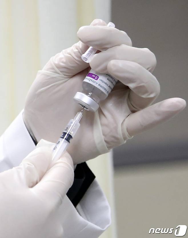신종 코로나바이러스 감염증(코로나19) 백신 접종이 시작된 26일 전북 군산시보건소에서 한 의료진이 백신 접종을 하고 있다 (전북도청 제공) 2021.2.26/뉴스1 © News1 유경석 기자