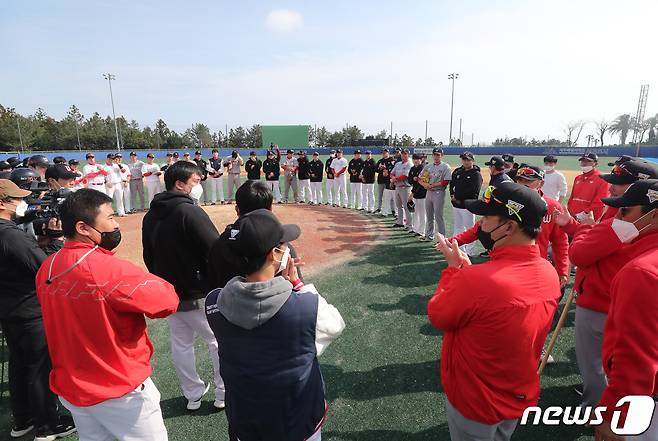 5일 오후 제주 서귀포시 강창학야구장에서 SK와이번스 선수단이 마지막 훈련을 마친 후 김원형 감독의 총평을 듣고 있다.2021.3.5/뉴스1 © News1 오현지 기자