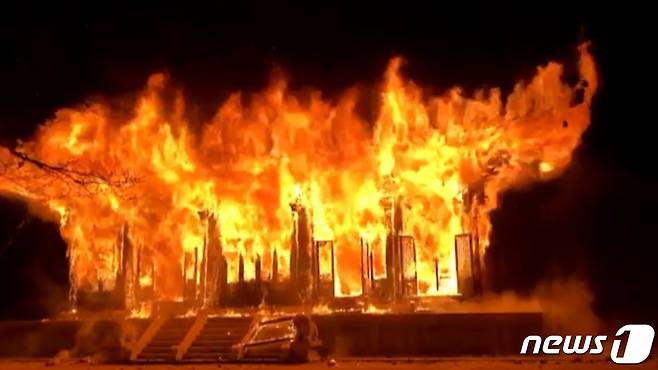 (전북=뉴스1) 박슬용 기자 = 5일 오후 6시50분에 전북 정읍시 내장산 안쪽에 자리잡은 내장사 대웅전에서 화재가 발생했다.(전북소방본부 제공)2021.3.5/뉴스1