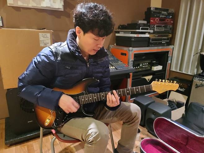 메인기타 팻톤 커스텀으로 시연을 보이고 있는 홍준호. [사진=조성진]