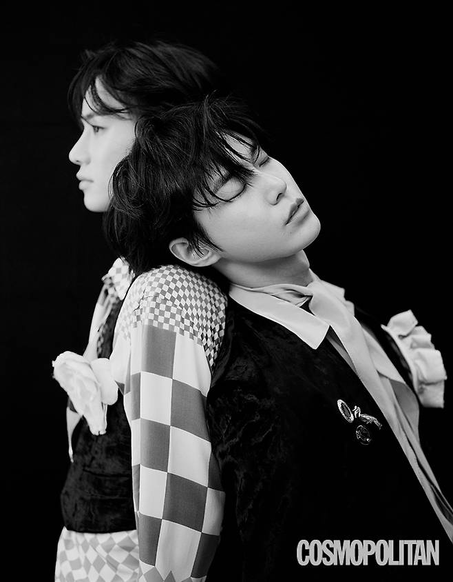 (정우)베스트, 셔츠, 스카프 모두 가격미정 르메데크. 코르사주 브로치 스타일리스트 소장품.(도영)재킷, 셔츠 스카프 모두 가격미정 르메데크. 코르사주 16만8천원 바퀘라.