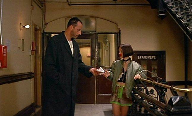 마틸다에게 손수건을 건네는 레옹 ⓒ㈜제인앤씨미디어그룹 제공