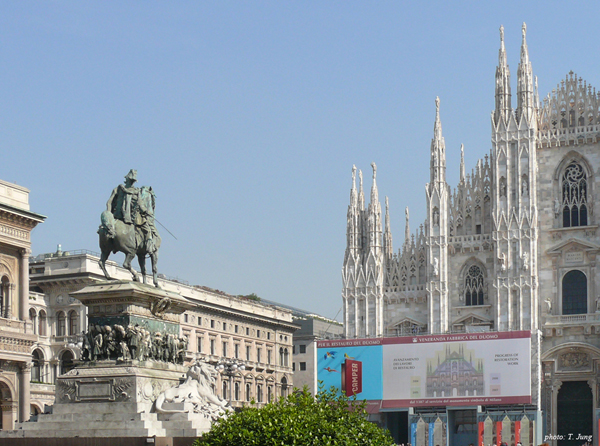 밀라노 대성당을 마주보는 곳에 세워진 빗토리오 에마누엘레 2세 기념상.