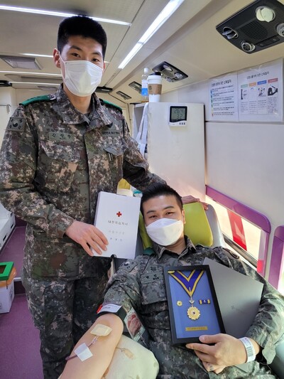 100회 헌혈을 하는 한인섭(오른쪽) 상사. 왼쪽은 그가 속한 부대 중대장 김정형 대위.