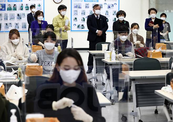 지난 4일 오후 서울 중구 간호인력취업교육센터에서 코로나19 예방접종 간호사 직무교육이 열렸다. 연합뉴스