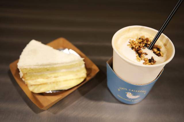 솔찬공원 카페 케이슨24의 율무크림라떼와 바나나코코넛 조각케이크. ⓒ박준규