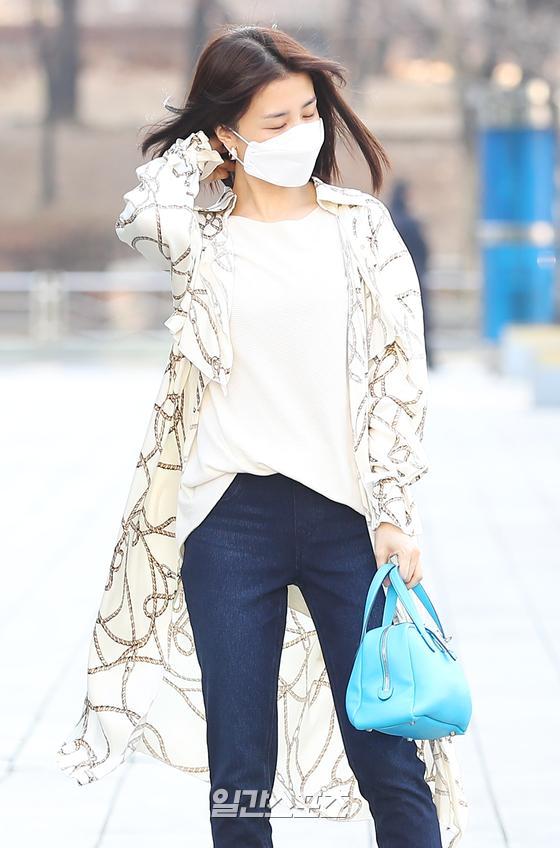 Actor Park Ha-sun has a photo time as he enters the office building to host SBS Power FM Park Ha-suns Cine Town at SBS in Mok-dong, Yangcheon-gu, Seoul on the morning of the 5th.