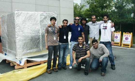 UAE 젊은 과학도들이 한국 유학 생활 중 모였다. 이들은 한국의 위성 제작 기업 쎄트렉아이와 KAIST에서 수학했다. 사진 MBRSC