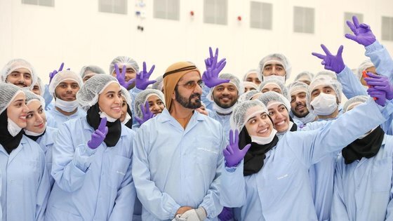 모하메드 빈 라시드 총리가 UAE 화성 프로젝트 스태프와 기념 사진을 찍고 있다. 사진 MBRSC