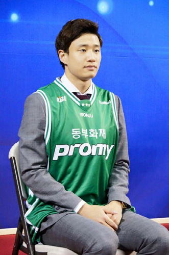 허웅이 애플리케이션 '베리스토어'에 본인의 사인을 새긴 원주 DB 프로미 유니폼과 나이키 신발을 애장품으로 기증했다. 사진=베리인스토어