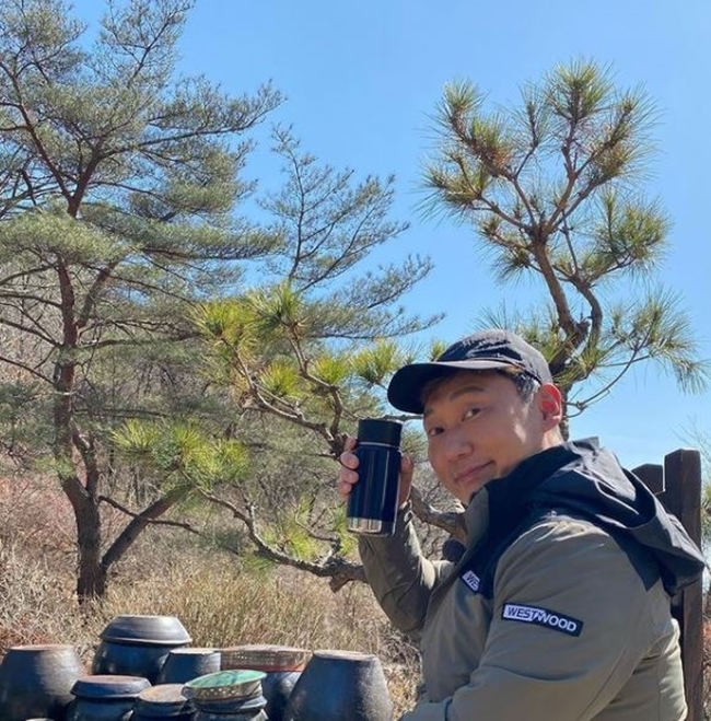 Comedian Lee Seung-Yoon participated in the Gogo Challenge to practice plastics.Lee Seung-Yoon wrote on his instagram on March 5, I will join the Deplastic Movement Gogo Challenge to reduce plastic by DDottys point of view.I will try to do small things such as using tumblers for an eco-friendly life, he said. He pointed out comedian Ryu Geun-ji and Lee sang-ho as high-altitude challenge relay runners.The Gogo Challenge is a social networking service (SNS) relay campaign to reduce the use of plastic in daily life. It has led the former Minister of Environment Cho Myeong-rae to the present day in January.