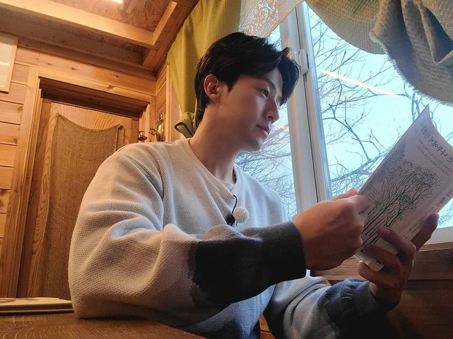 Comedian Heo Kyoung-hwan has released the One Monthly Book 2 book committee.On the afternoon of the 5th, Heo Kyoung-hwan posted two selfies on his personal SNS, saying, Whoever sees the set shot.Heo Kyoung-hwan said, Please read the book! It is now a conscience of the heart.Two books a month #reading #Its Not Easy #Heo Kyoung-hwan # Daily Stargram, he added, adding his own reading plan.In the photo, Heo Kyoung-hwan is reading a book using his spare time during a program shooting.Heo Kyoung-hwan sniped at the womans heart, boasting humiliating visuals at any angle.Meanwhile, Heo Kyoung-hwan appeared on SBS The Dog I encountered in the Appearance Pet which last January.Heo Kyoung-hwan SNS