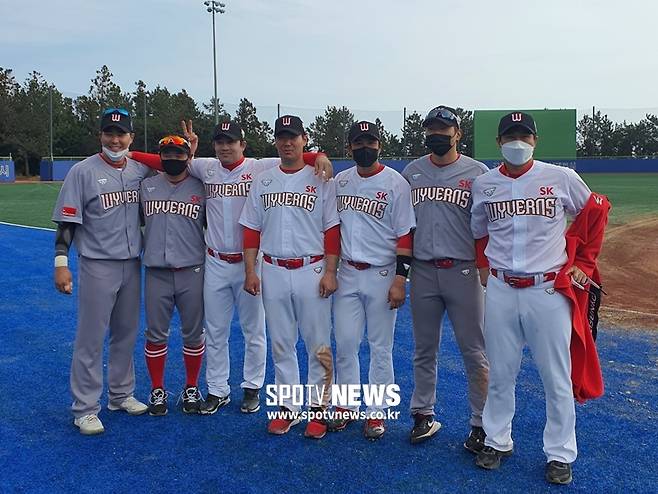 ▲ SK 와이번스 선수들이 5일 제주도 서귀포시 강창학구장에서 '굿바이 와이번스 데이' 행사를 마친 뒤 기념 사진을 찍고 있다. ⓒ서귀포, 이재국 기자