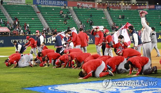 '팬 여러분 감사합니다' 2018 한국시리즈에서 우승한 뒤 팬들에게 큰절을 하는 SK 와이번스 선수들. [연합뉴스 자료사진]