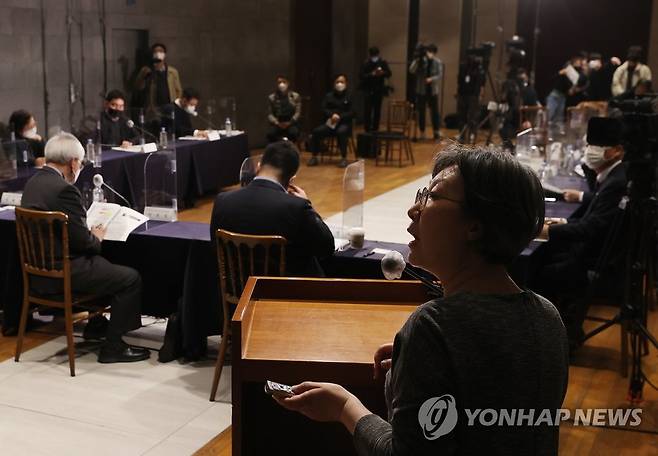 거리두기 체계 개편안 공청회 (서울=연합뉴스) 이지은 기자 = 5일 오후 서울 중구 LW컨벤션에서 사회적 거리두기 체계 개편안에 대한 현장의 의견을 모으기 위해 열린 공청회에서 박혜경 중앙방역대책본부 방역지원단장이 '위험도 기반 다중이용시설 분류 방안'에 대해 발표하고 있다. 2021.3.5 jieunlee@yna.co.kr