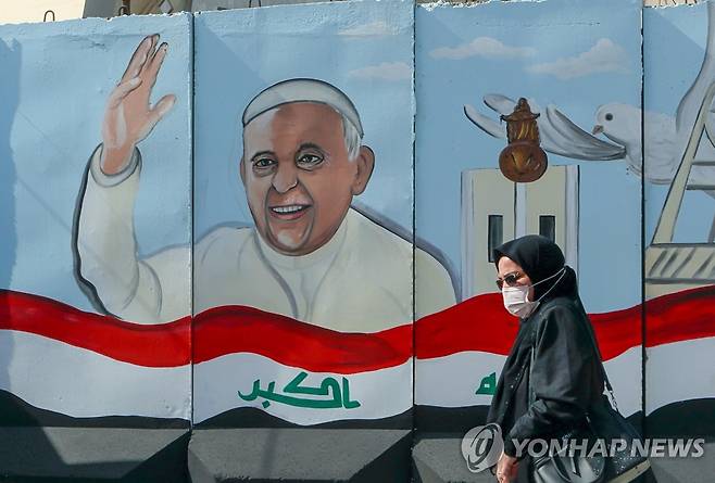 프란치스코 교황의 방문을 환영하는 이라크 바그다드 벽화. 2021.3.1. [AP=연합뉴스]