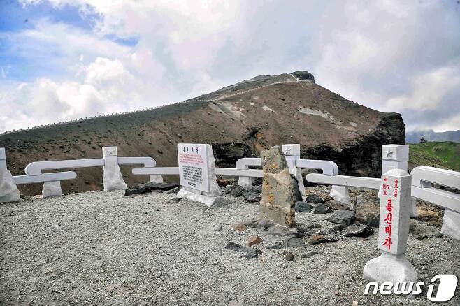 백두산 향도봉으로 옮겨져 있는 용신비각(龍神碑閣) 전경. 뒤쪽으로 백두산의 최고봉인 장군봉이 보인다. (미디어한국학 제공) 2021.03.06.© 뉴스1