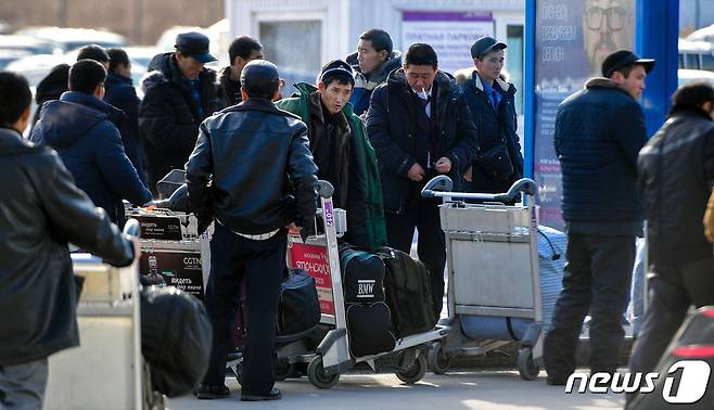 2019년 12월22일 러시아 블라디보스토크 공항에서 귀국 비행기를 기다리던 북한 근로자들. © AFP=뉴스1