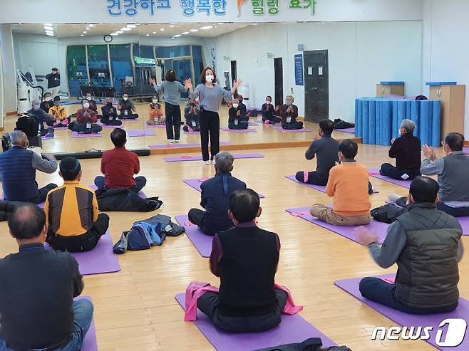 전북 순창군이 전국 단독으로 보건복지부의 '노후준비교육' 공모사업에 2년 연속 선정됐다. 사진은 지난해 실시된 노후준비교육 프로그램 -힐링 요가 모습.(순창군 제공)2021.3.6/ © 뉴스1