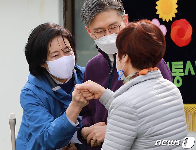 박영선 더불어민주당 서울시장 보궐선거 후보와 조정훈 시대전환 후보(오른쪽)이 6일 서울 동작구 성대전통시장을 방문해 시민들과 인사를 나누고 있다. (박영선 캠프 제공) 2021.3.6/뉴스1 © News1 김진환 기자